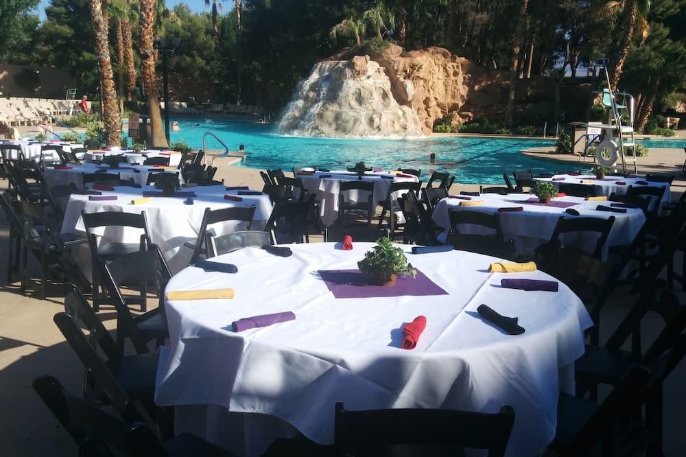 The Crescendo Pool at Flamingo - Vegas Weddings Planner