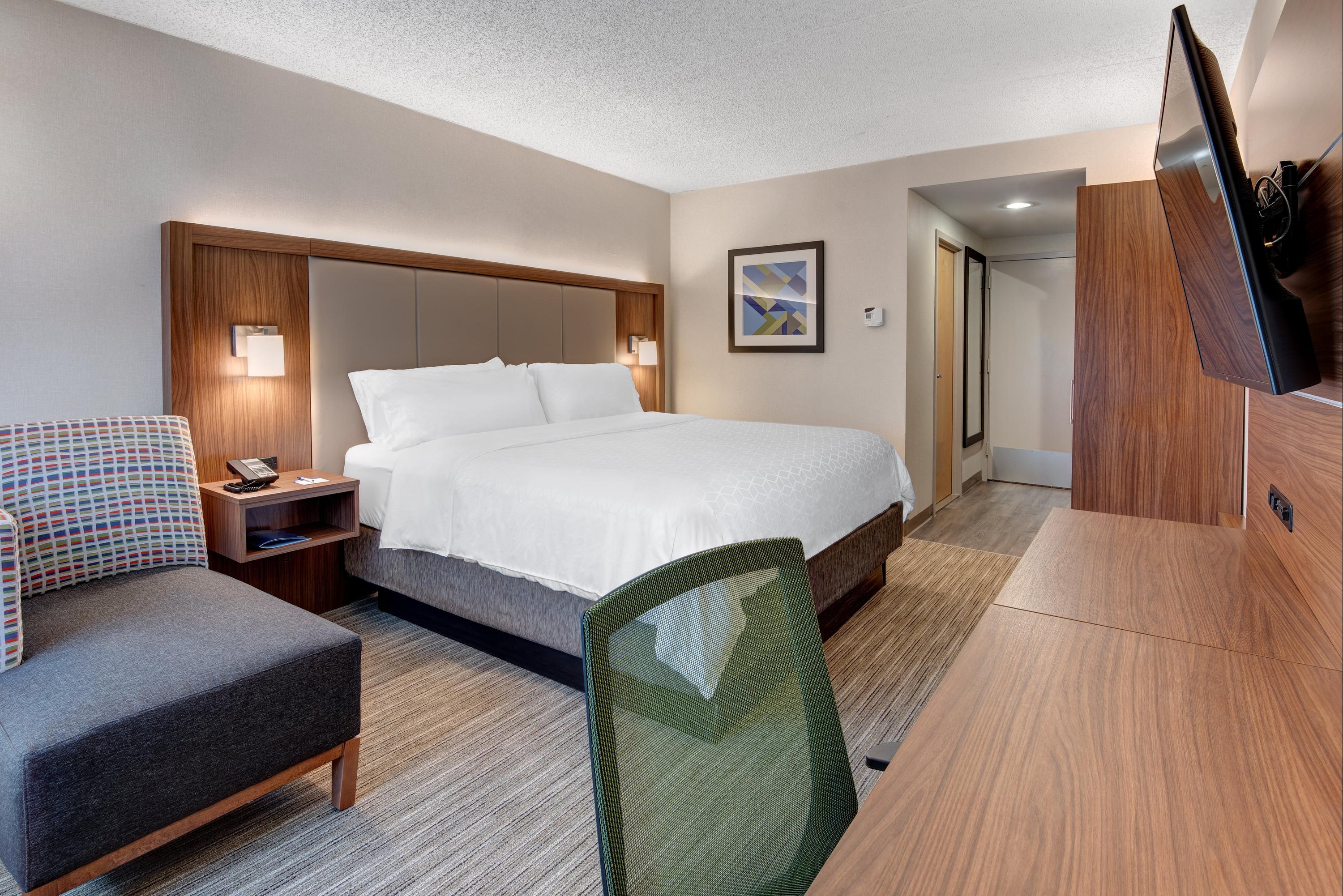 Holiday Inn Express & Suites West Long Branch - Eatontown - West